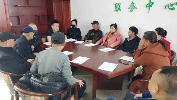 为什么当初有的人挤着要进小区业主委员会？一改选，大家才知晓，原来这里面水还这么深