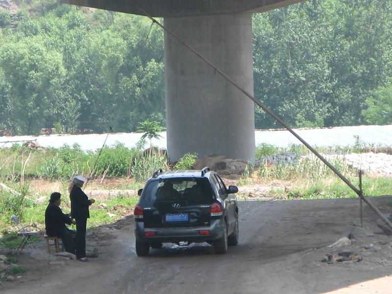 近日广西，大车司机吃饭时看见交警贴条匆匆离开挪车，饭店老板帮忙打包追了2公里没追