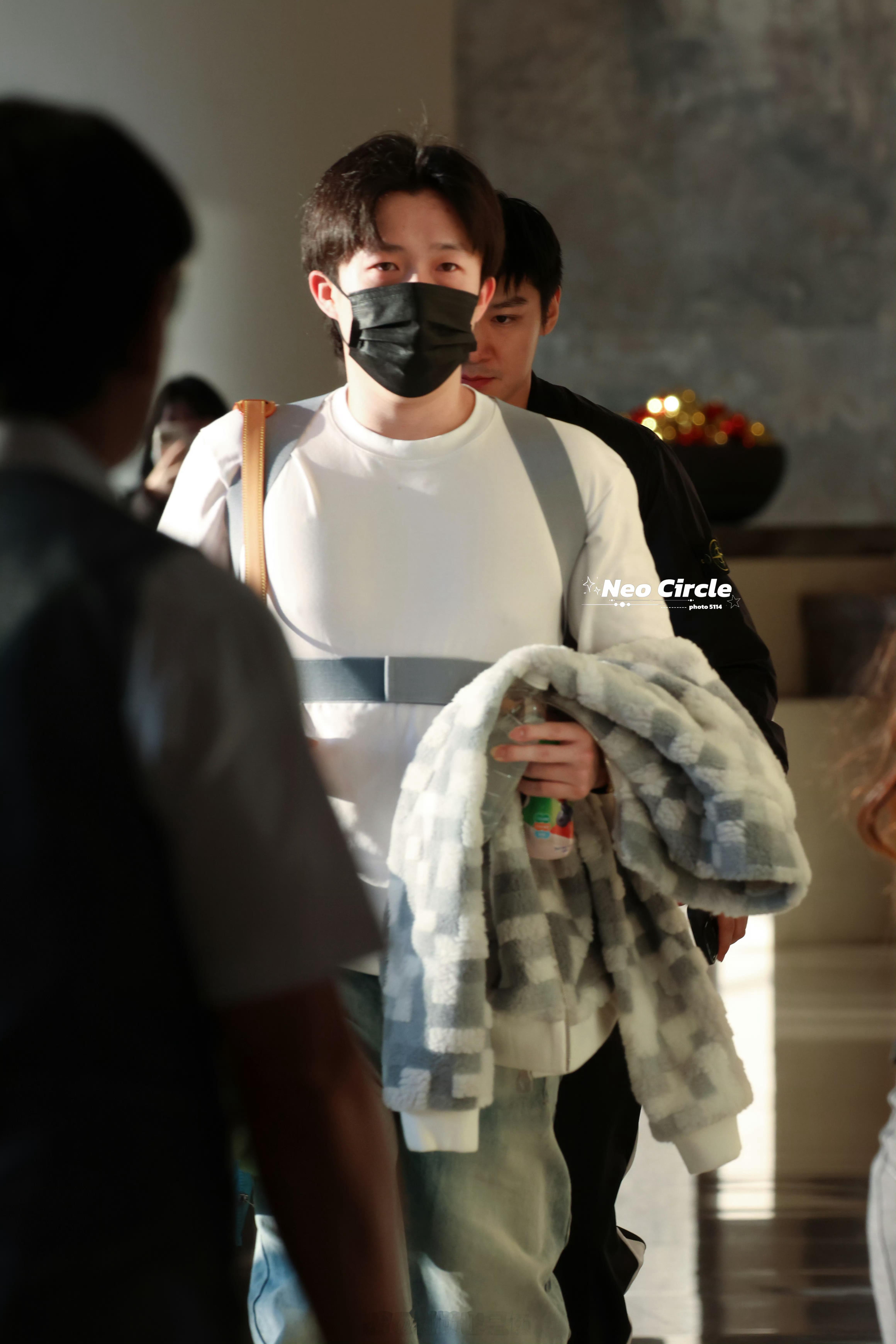 都戴上矫正带这类东西了……而且还要坐飞机肯定更难受🥲（眼睛也肿肿的感觉小王哥真