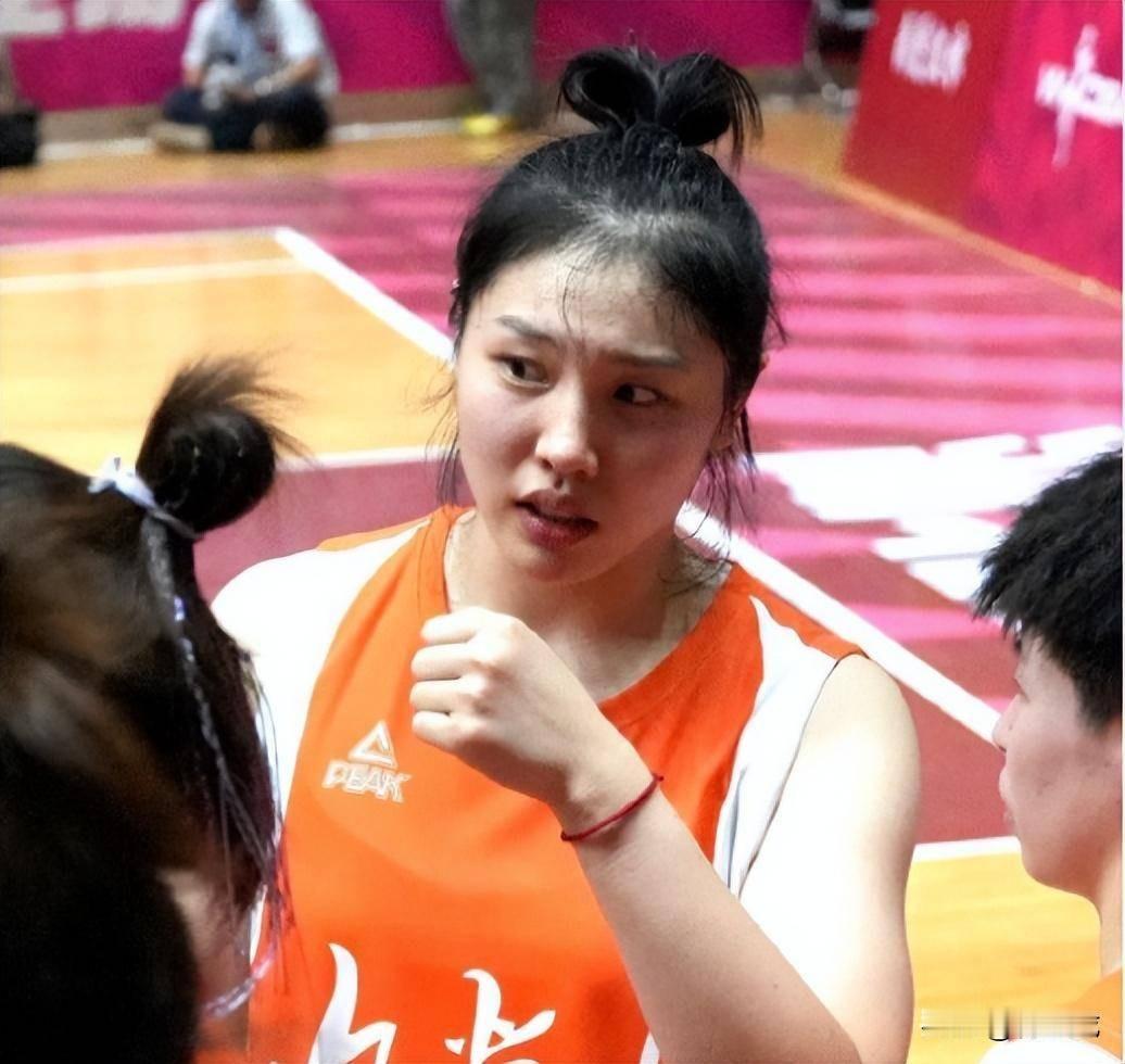 郑薇为什么让张茹首发，而不是杨力维呢？原因如下：
1 首先是虽然张茹的进攻一般，
