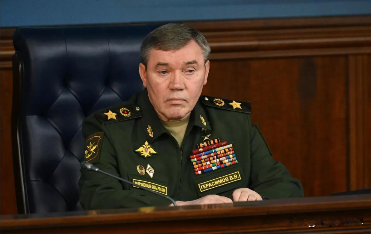 【俄军总参谋长：已组建首个装备S-500防空导弹系统的防空导弹防御师】
莫斯科时