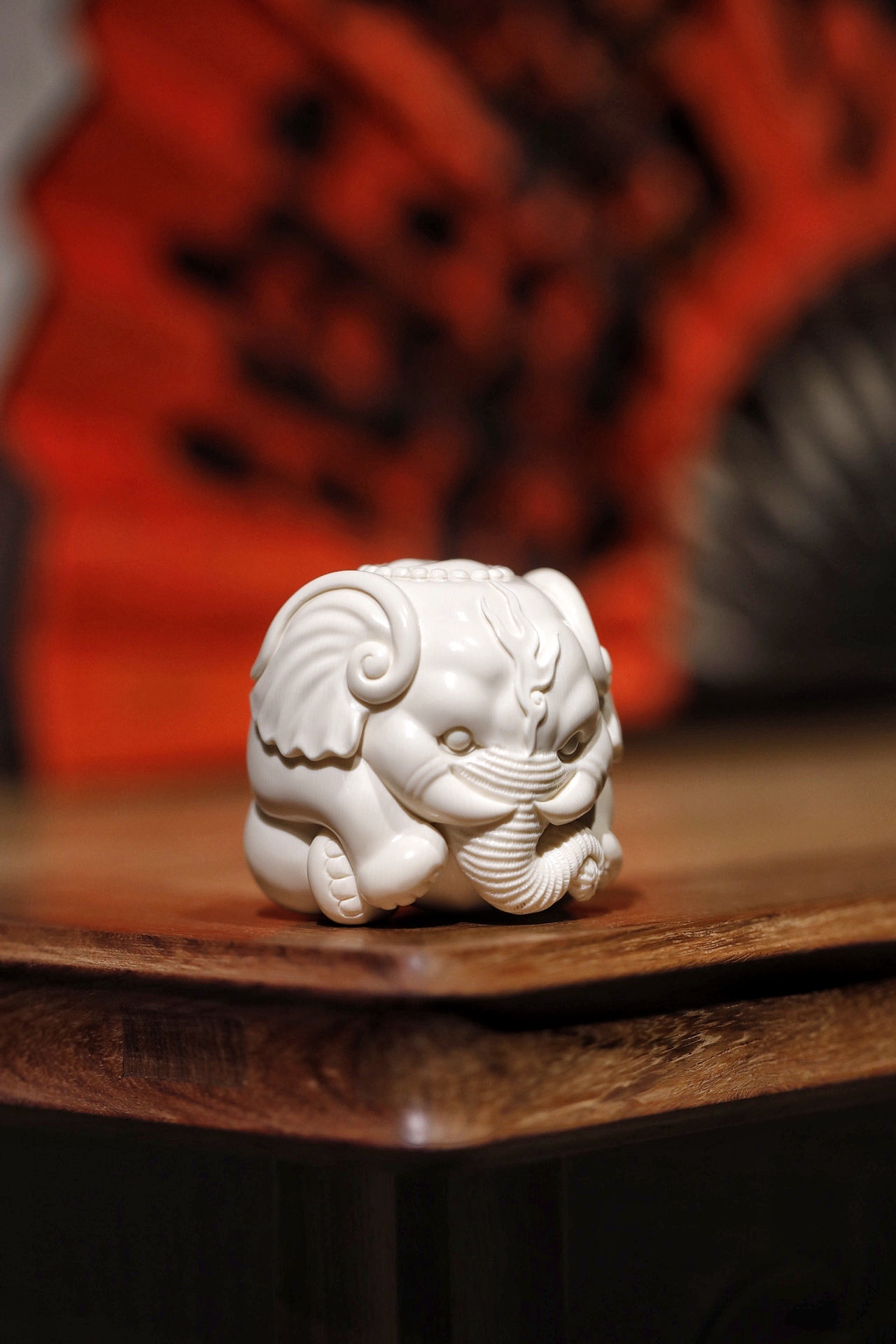 猛犸｜吉象牙质如凝霜雪，圆雕福象雍容。置案呈祥，寓万象更新，太平有象。温润莹白，