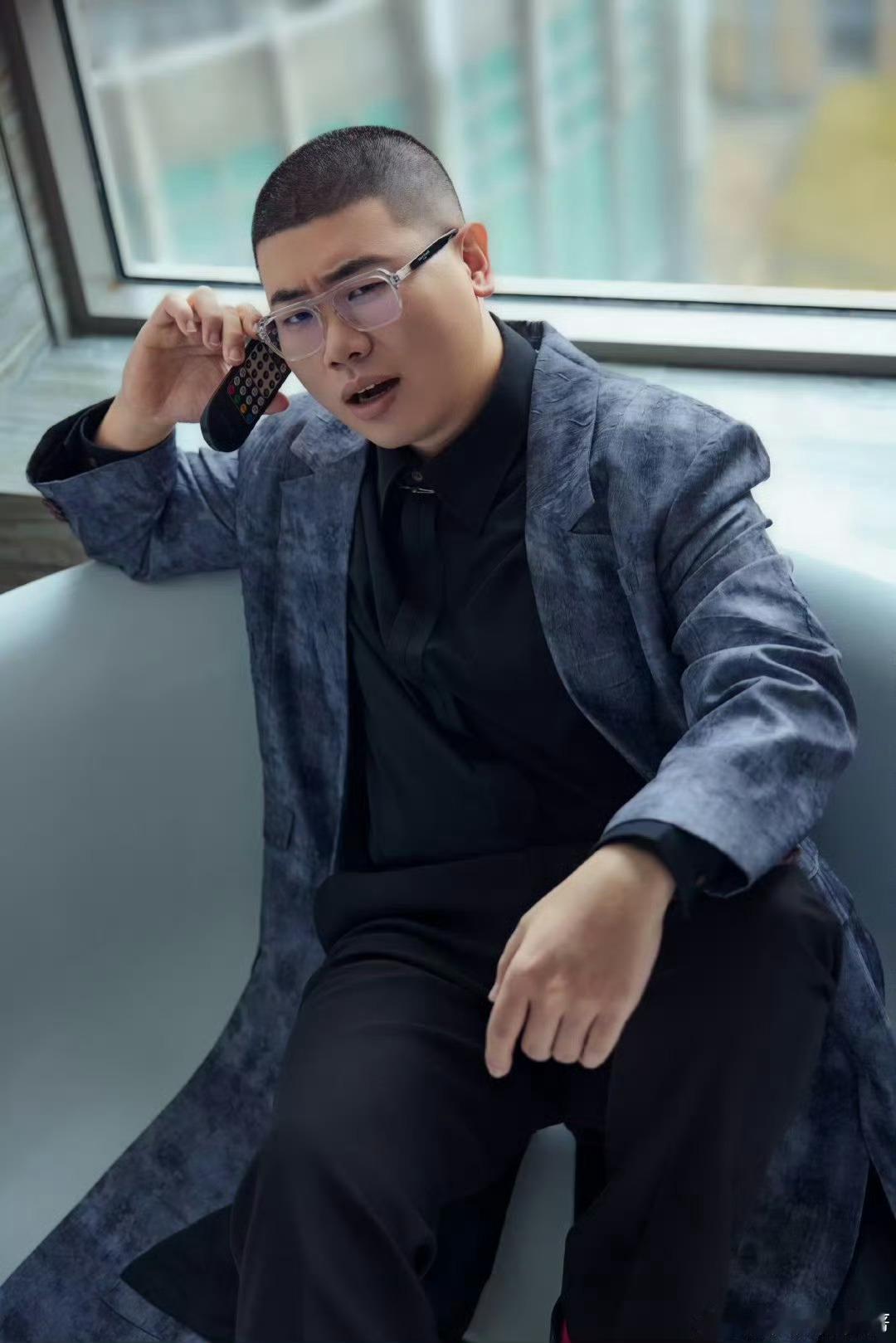 这俩人吃商恐在我之上黄晓明吃泡面的那段细节很生活化。配饼干被噎到时自然灌汤的动作