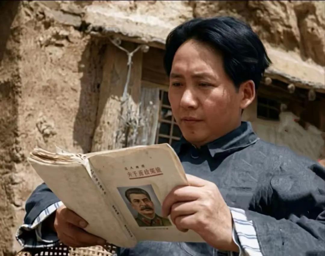 延安时期我们的领袖毛主席在窗户旁阅读。
瞧瞧这黄土泥墙，瞧瞧这破旧的木格窗户，这
