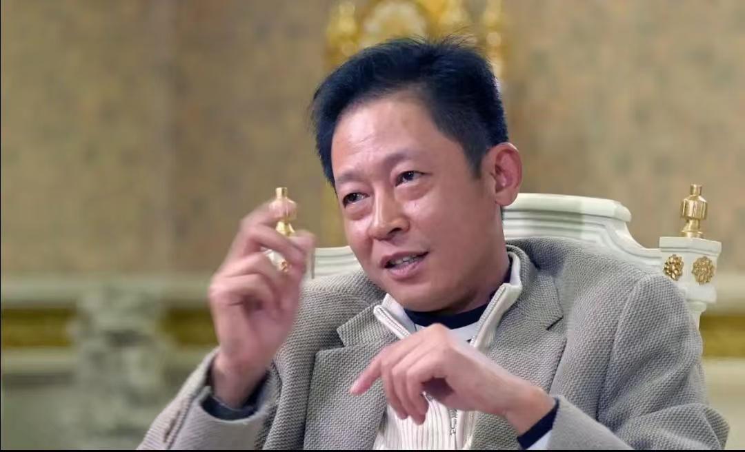 王志文有句话，说得很现实：
“夫妻之间，就两件事儿：
1、性生活
2、金钱。”