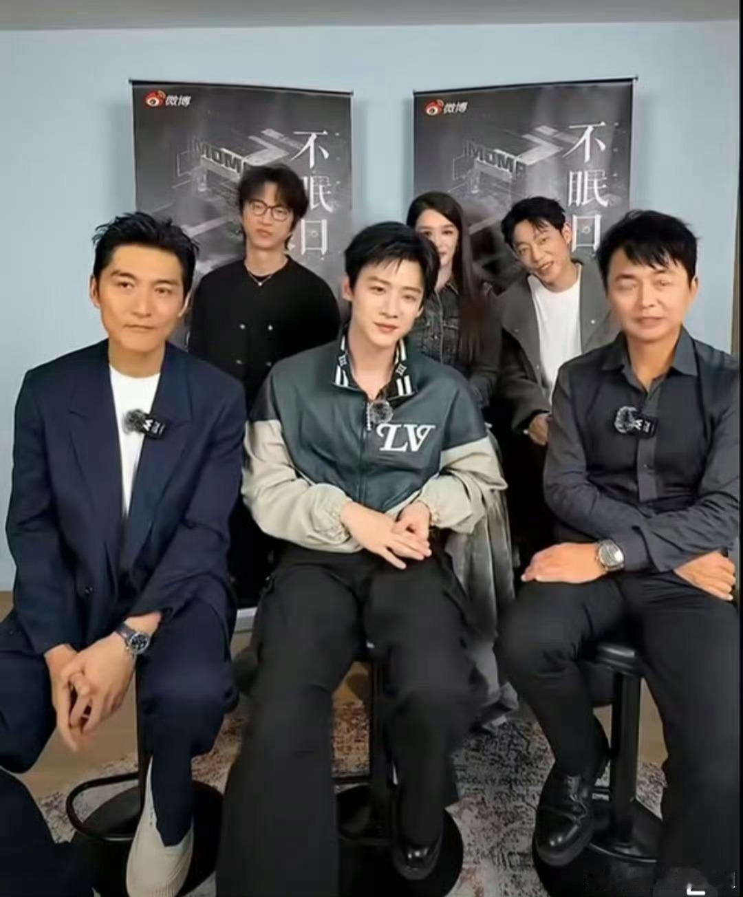 白敬亭剧组啦啦队不眠日全员喜剧人 直播全程高能！白敬亭的话刚落，剧组集体应援，这