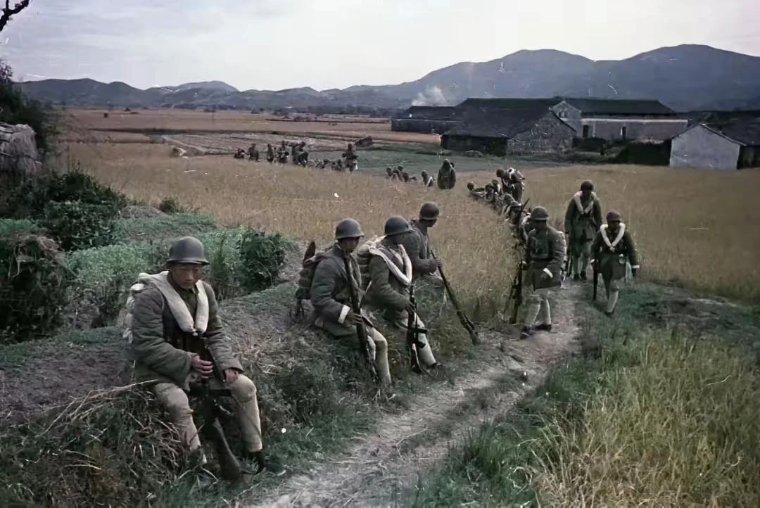 1949年，苏联摄影师拍摄的在地头上休息的解放军战士，照片中可以看到他们基本上都