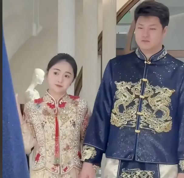 金龟子女儿一觉睡醒，天塌了！


王逸宸补办的婚礼被网友挑毛病了。
金龟子穿着花