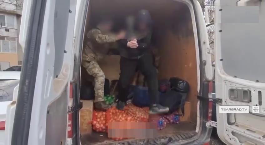 乌克兰的大逃亡剧又出新番，乌克兰男子伪装成货物，试图逃避！
在一条公路上，乌军拦