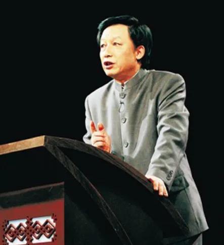 一次演讲，台下的女生对易中天大呼：“易老师，我要嫁给你。”易中天一懵：“为啥？”