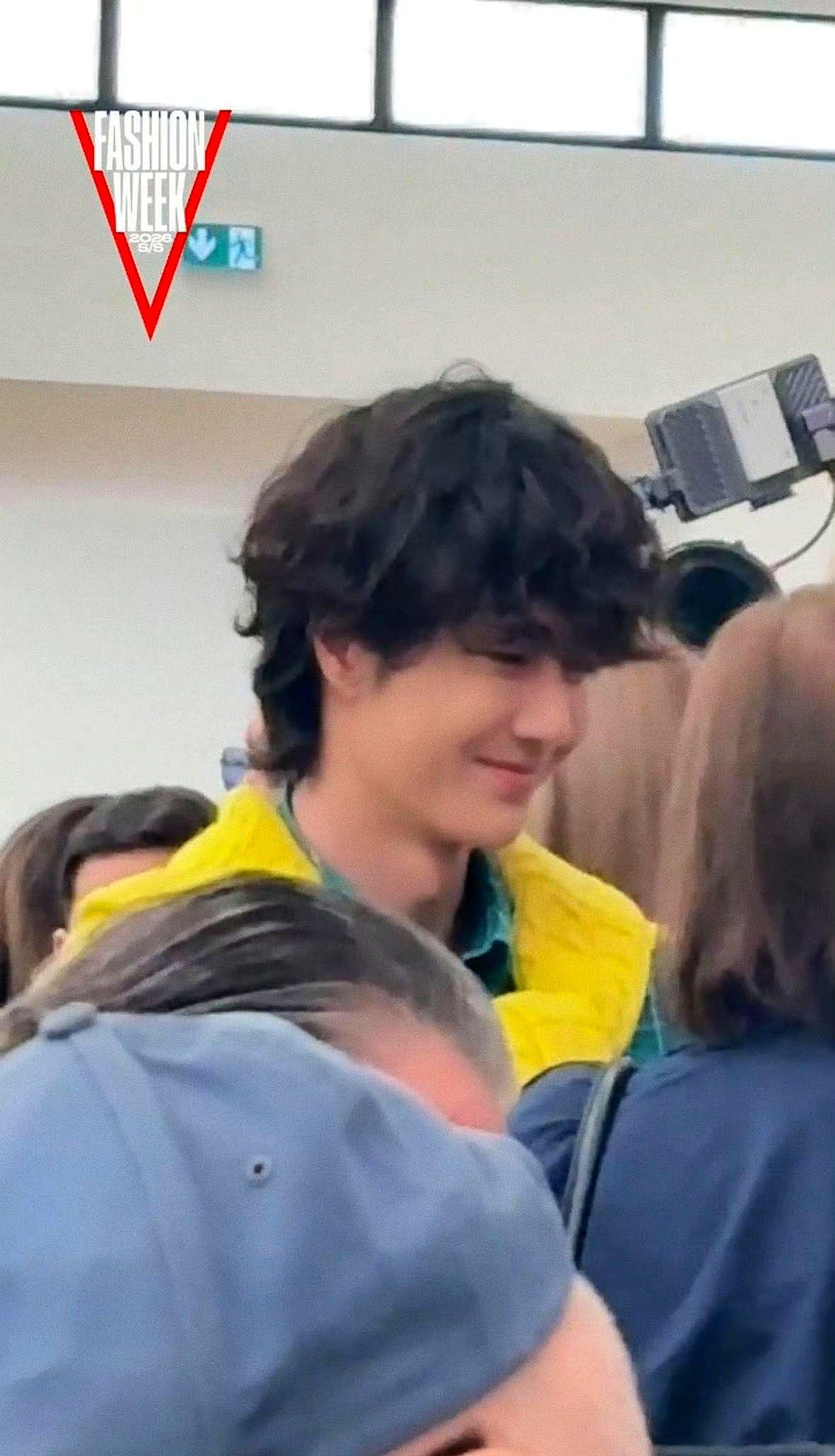 他进秀场像散步，出神那刻被品牌截下来当广告。
不是演的，是真看愣了——荧光绿气球