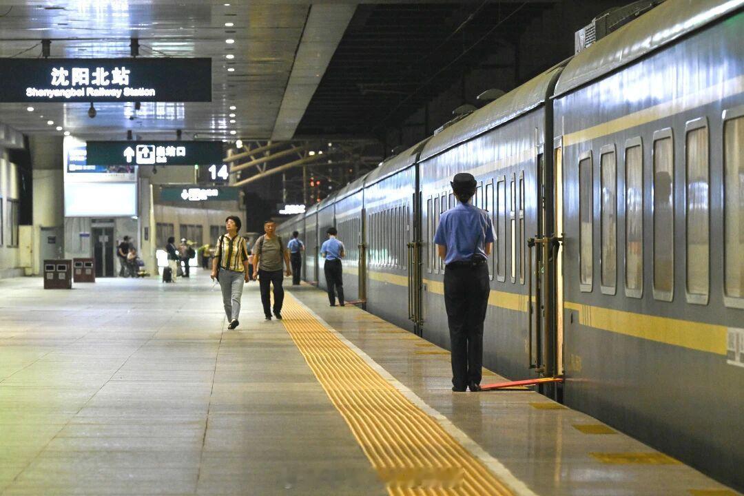 铁路头条【站台旁停靠的红色机车，全国唯一】有这样一台名为“共产党员号”的机车，驰