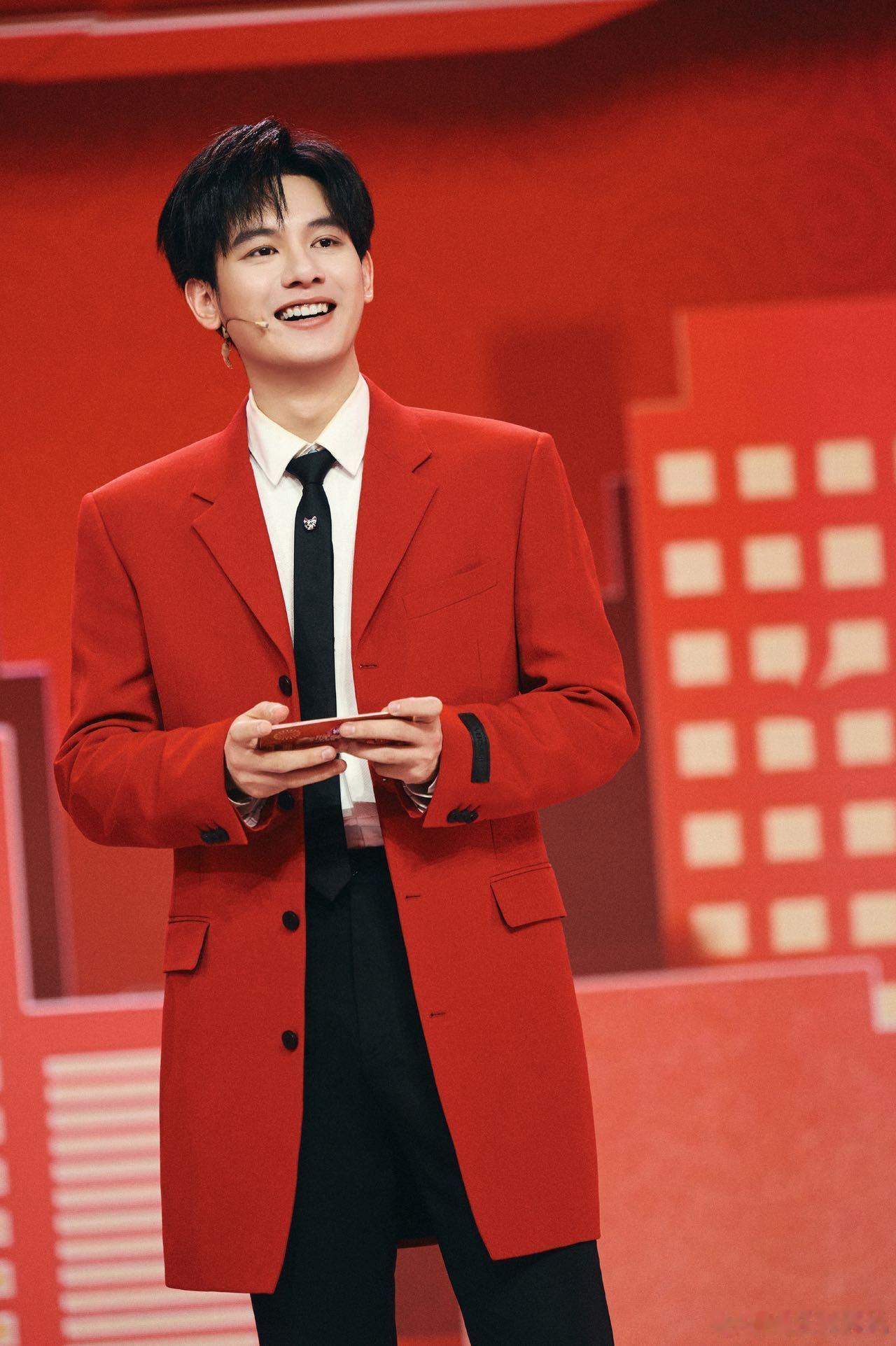 胡先煦首登春晚胡先煦说春晚有新有旧 胡先煦首登春晚超稳！列车长造型亮眼，解读春晚