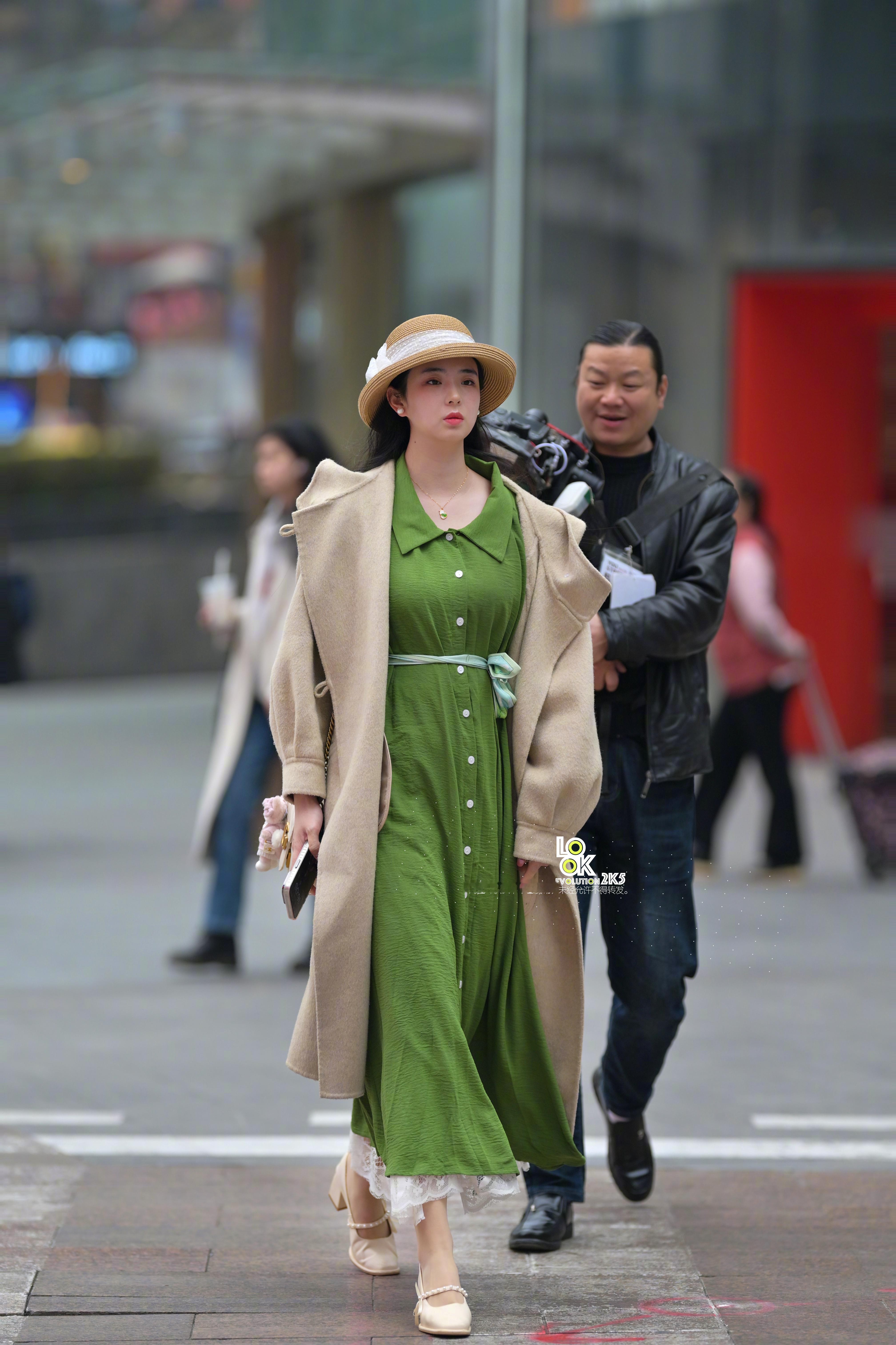 穿搭很特别哈！ 