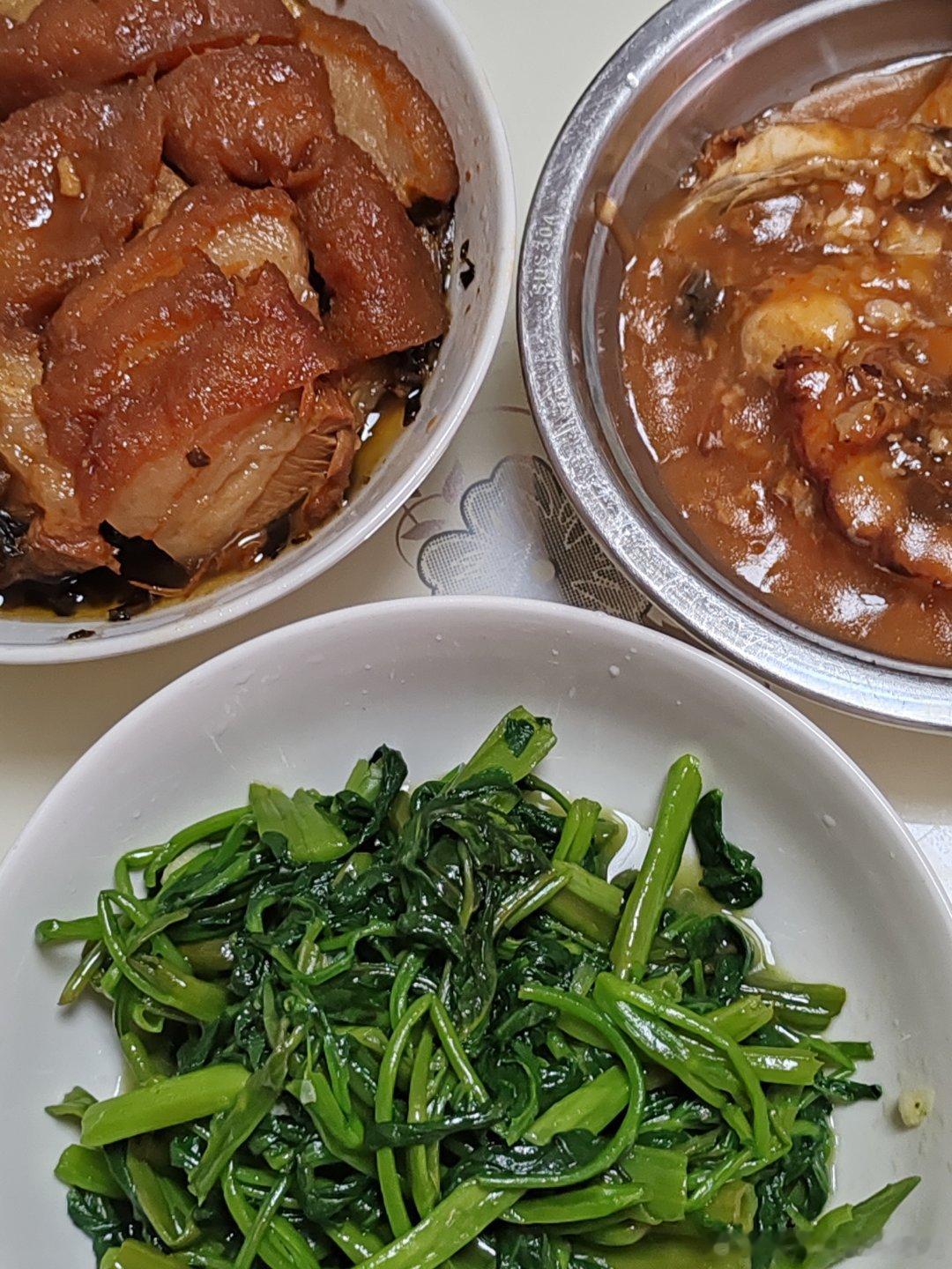干饭干饭这天气真多变，冷了几天又突然很闷热。我最喜欢的还是空心菜，怎么吃都不腻。