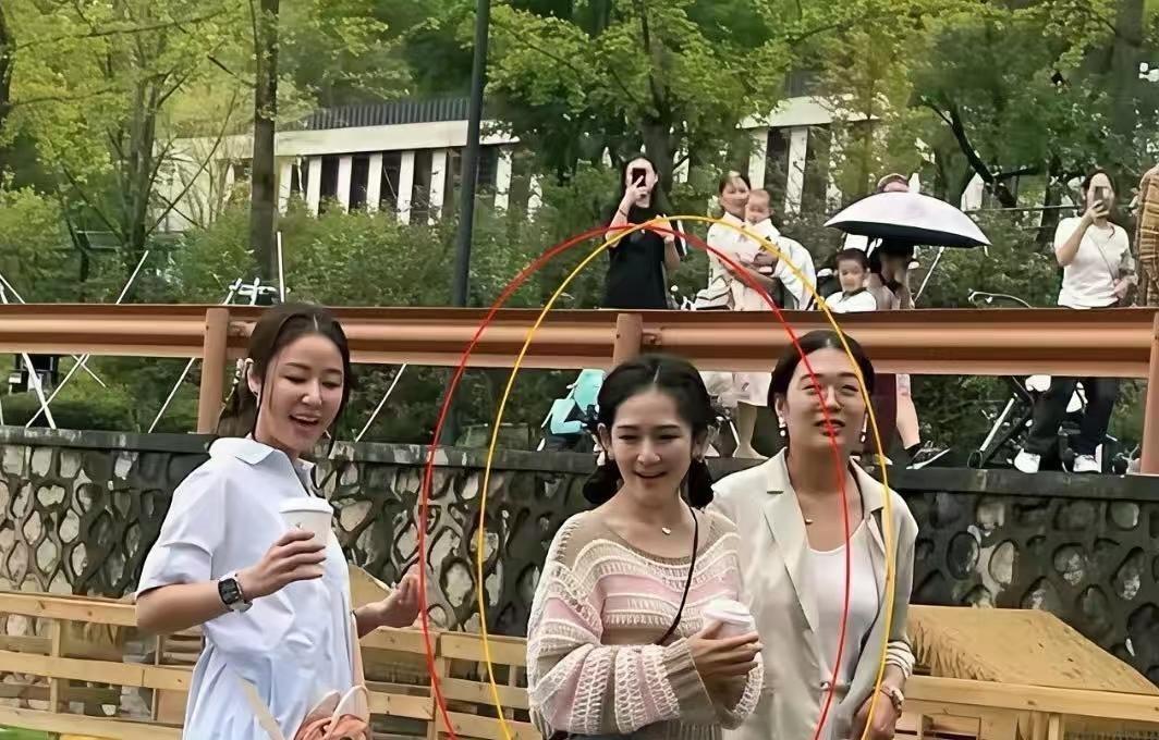 我的天，谢娜真人居然长这样​​​！
其实普通人有美颜和滤镜应该也很美。
