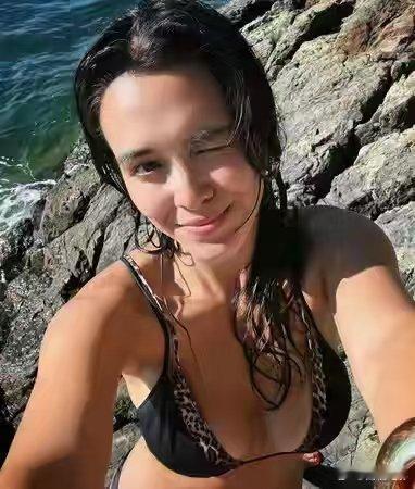 钟丽缇大女儿泳装照钟丽缇大女儿晒比基尼照完美遗传钟丽缇风情！大女儿海边泳装营业，