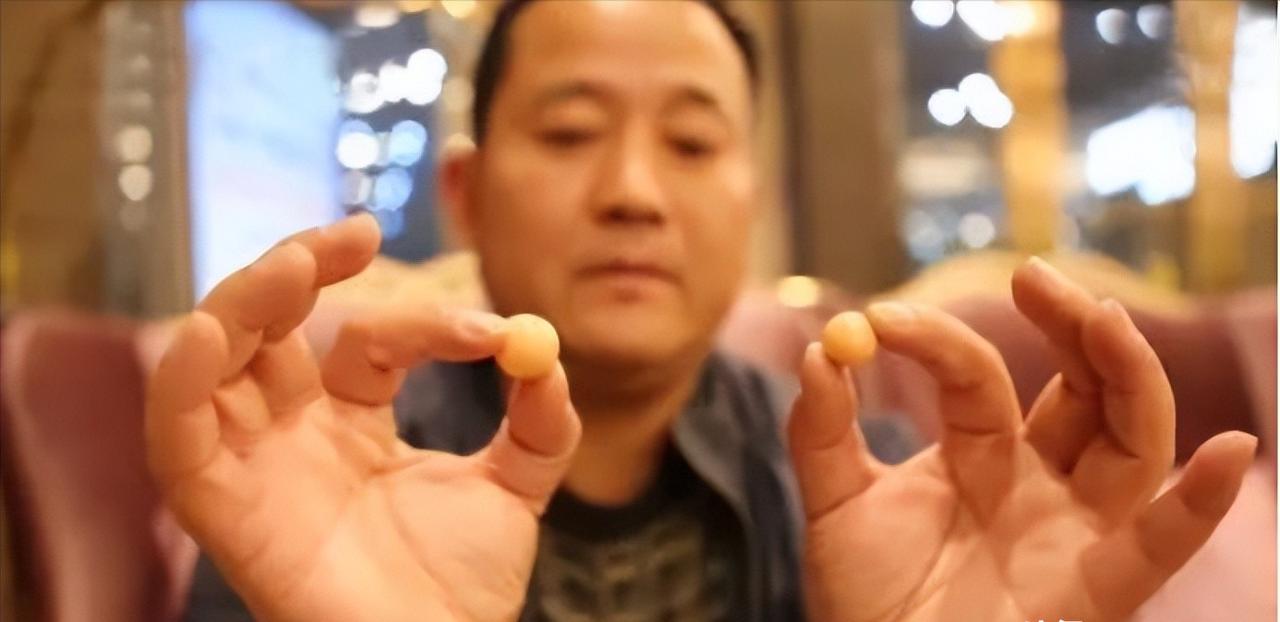 1995年，一位厨师在后厨处理海螺时，发现海螺肉中有两颗“结石”，厨师觉得好看，