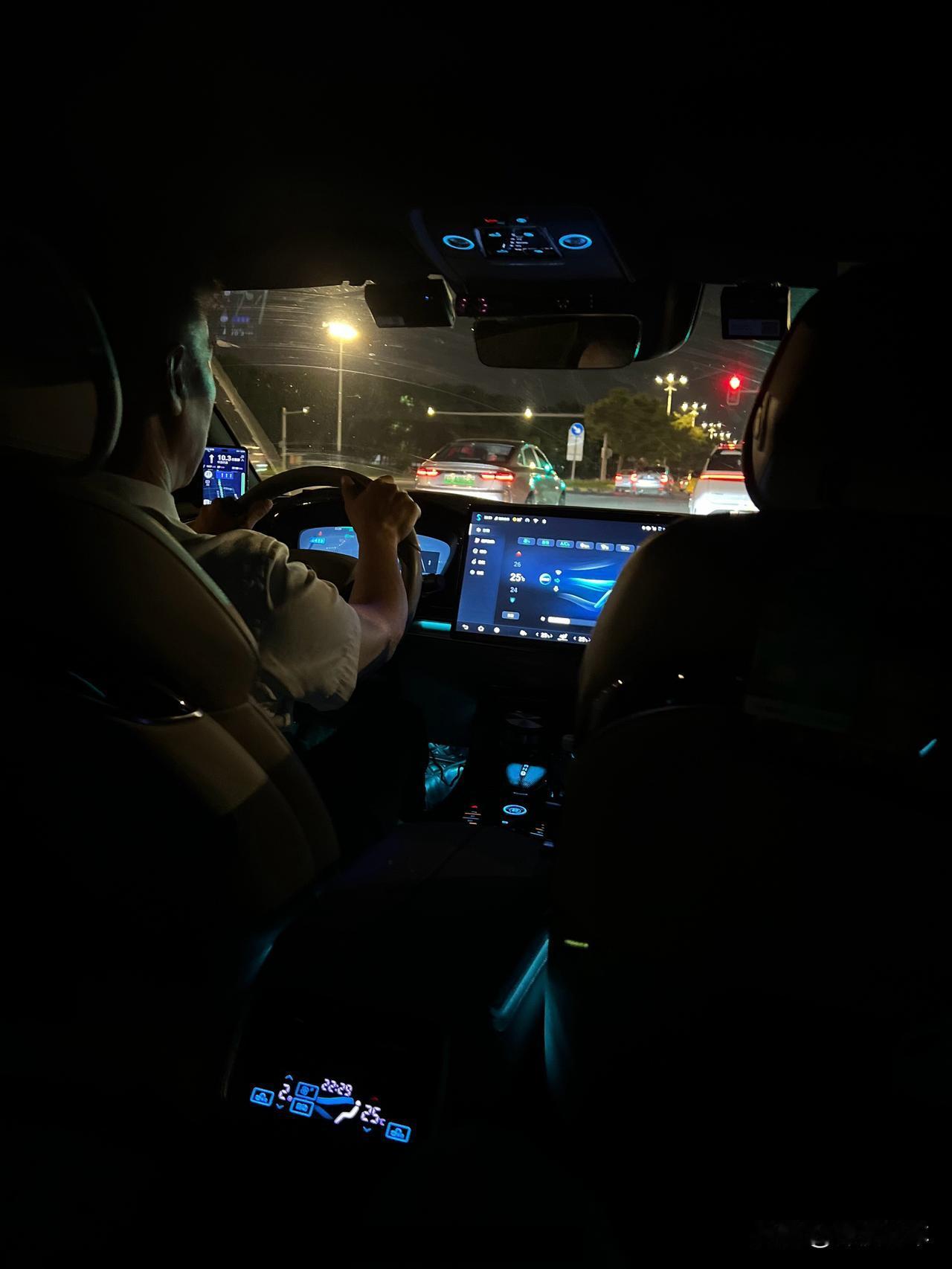 说实话买车还得买全景天窗的车，平时自己开车不觉得，后排有多闷，多难受，昨晚和朋友