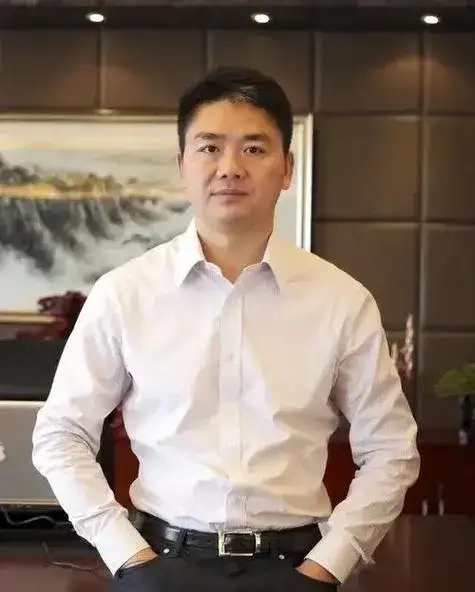 村民称即使刘强东不送钱也高兴   小学老师说，刘强东小时候很可爱，小小个子坐第二