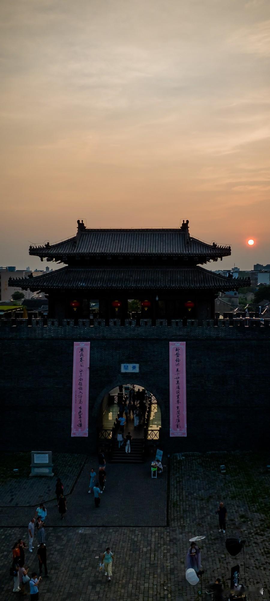 夕阳夕下的扬州东关街城楼