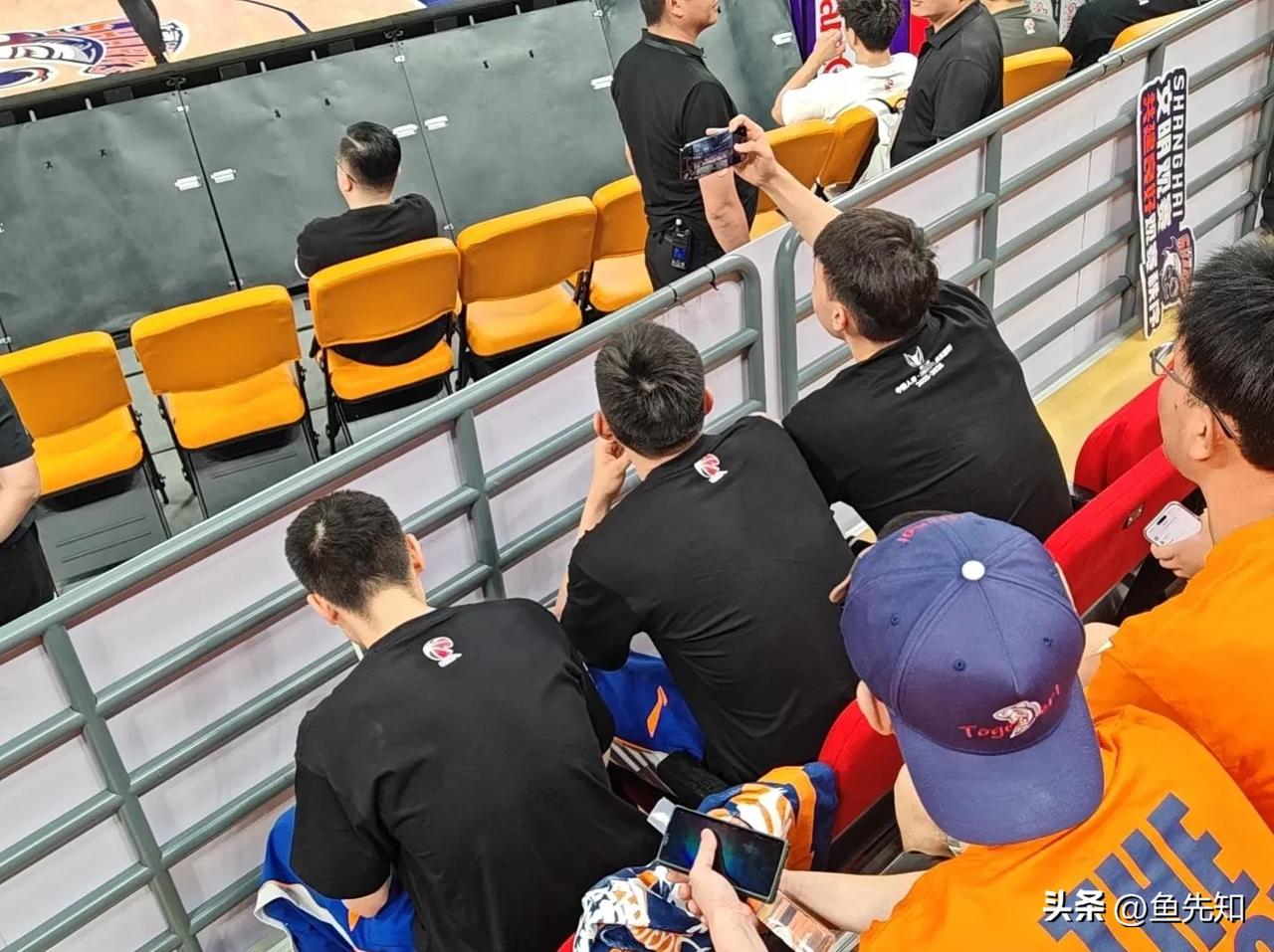 袁堂文今晚会进入卢伟的12人大名单吗？其实上一场比赛，很多人可能都不理解，为什么