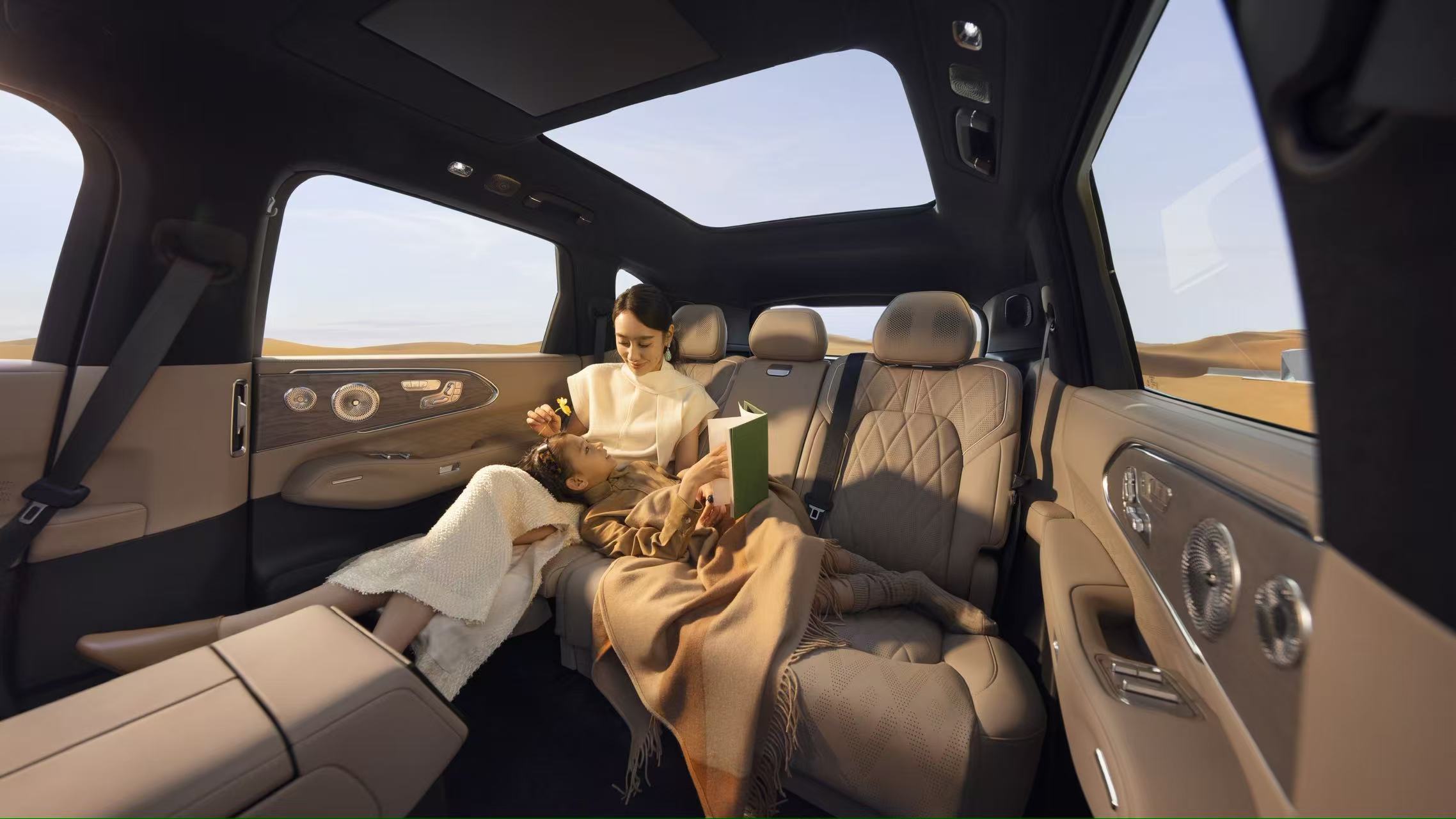 极氪8X 内饰豪华感做足了，宾利同源的Naim音响、伊姆斯躺椅、同级最大的9.5