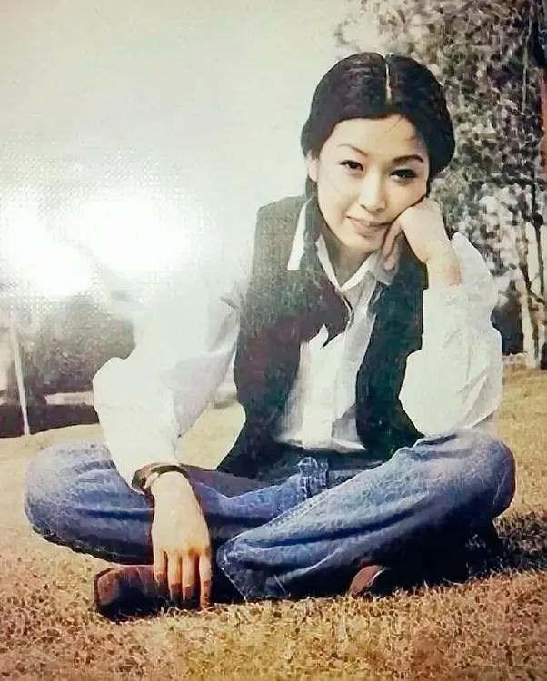 歌手孙悦小时候的梦想是当医生或老师，一个偶然的机会，改变了她一生的命运。

在1