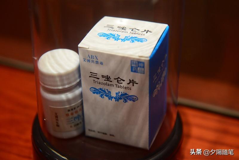三唑仑的危害那可太大了。它属于强效镇静催眠药，有很强的中枢神经抑制作用。
一旦摄