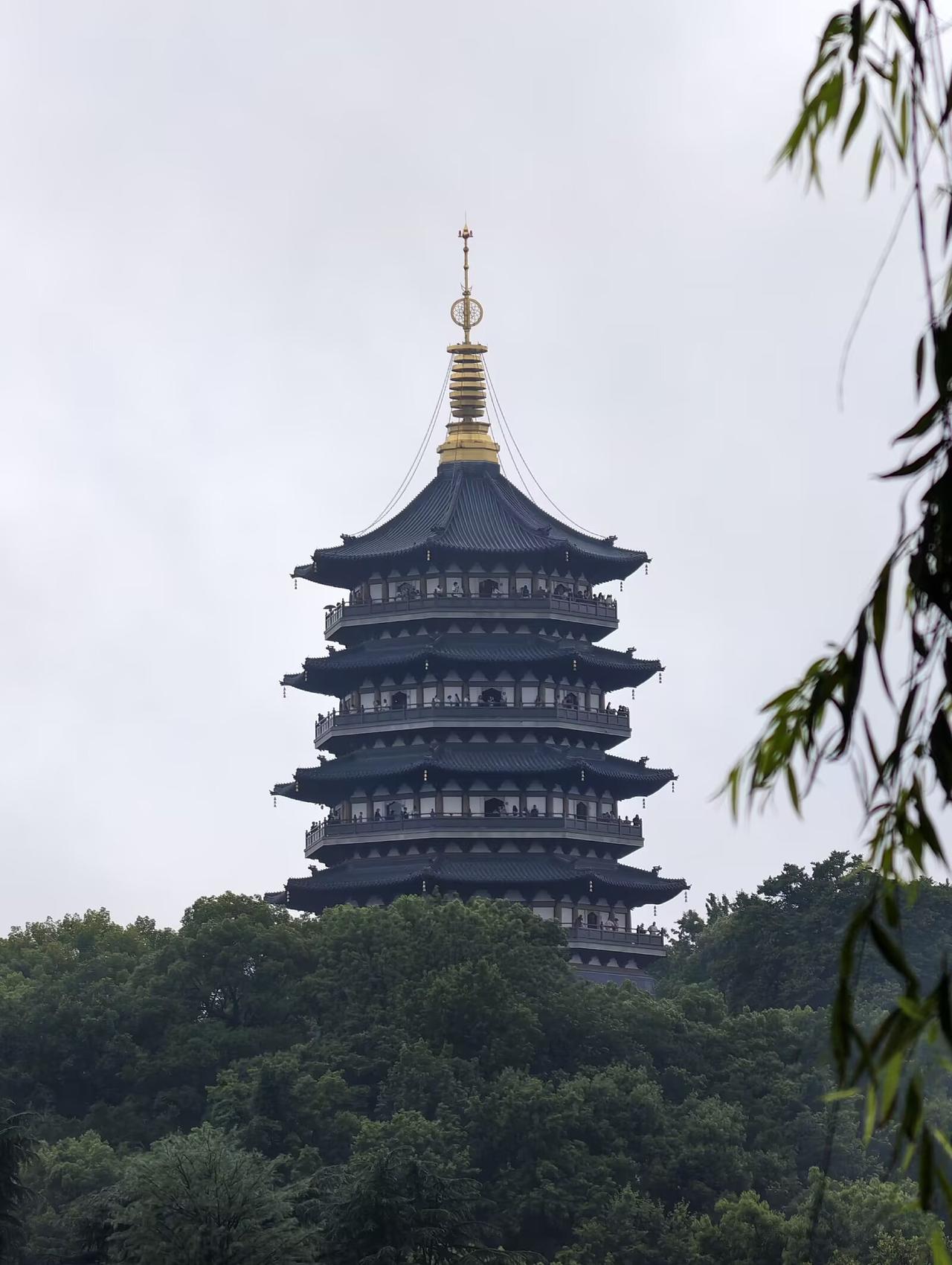 能送给我一句处在低谷期激励的话吗人心如镜，照见什么，全凭自己。镜面蒙尘，则万物皆