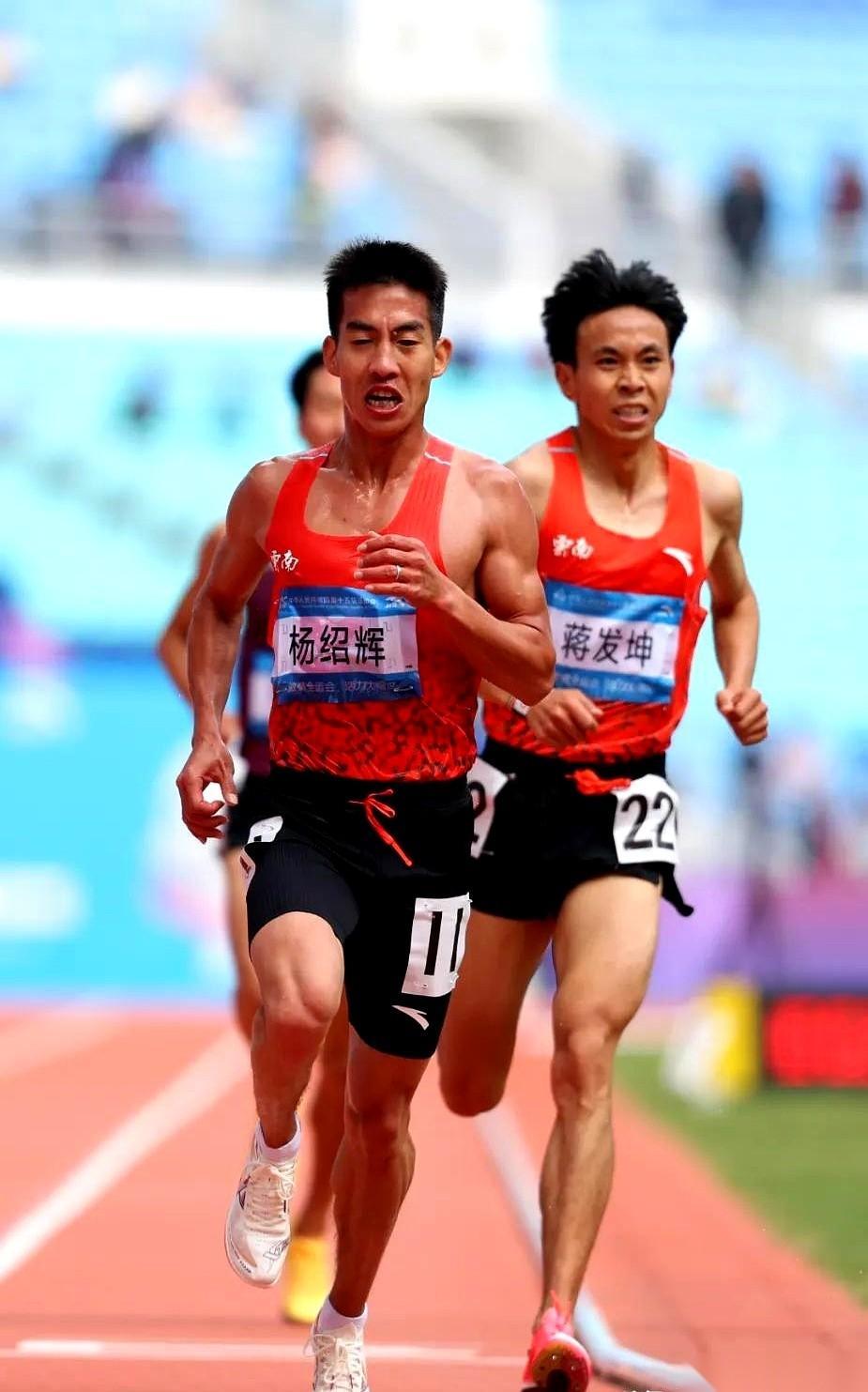 跑了第一，金牌没了。
就因为自己那个已经被套圈的队友，回过头，吼着嗓子，又陪他多