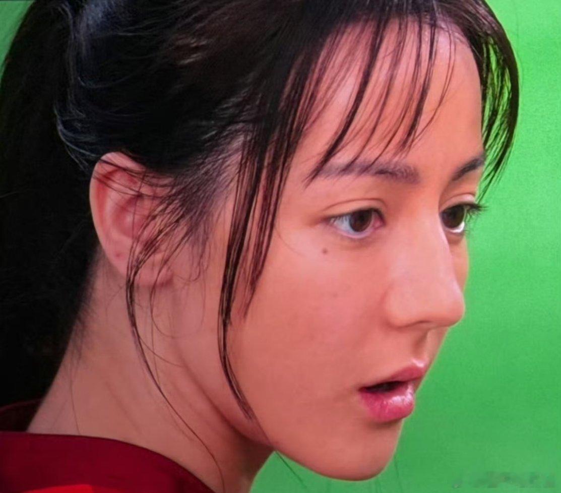 迪丽热巴素颜和普通人也没什么区别吧 