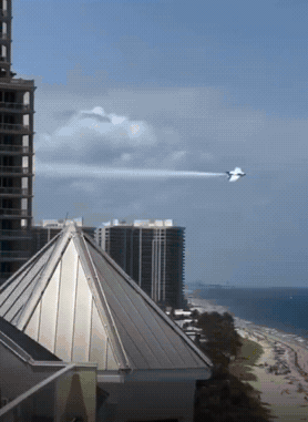 美国空军“雷鸟”飞行表演队真是让我看傻眼了！
本以为只有一架飞机，结果居然是四机