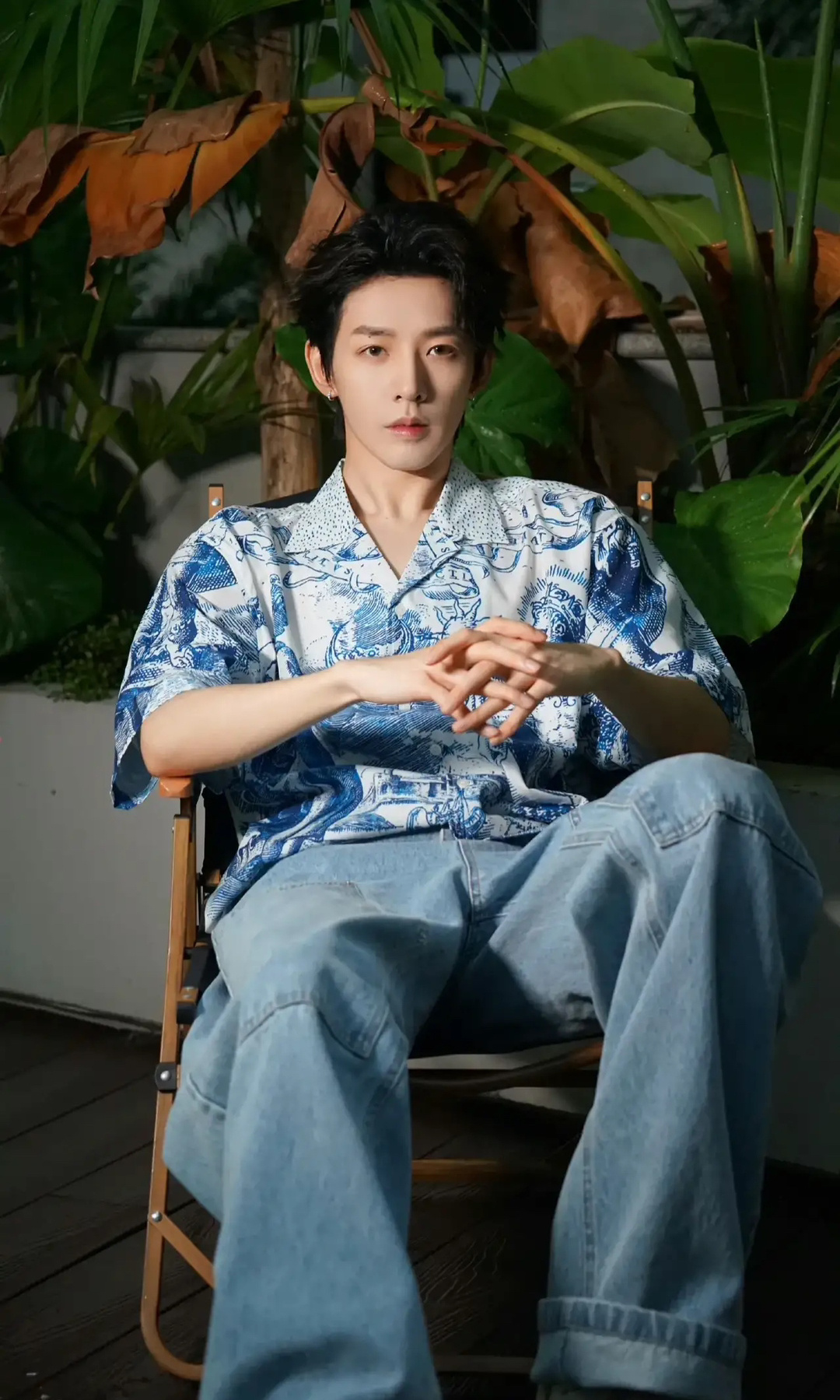 邓为，是第一个我觉得戴耳环，狠狠好看的男演员！邓为最近的营业照，戴的这副AB面耳