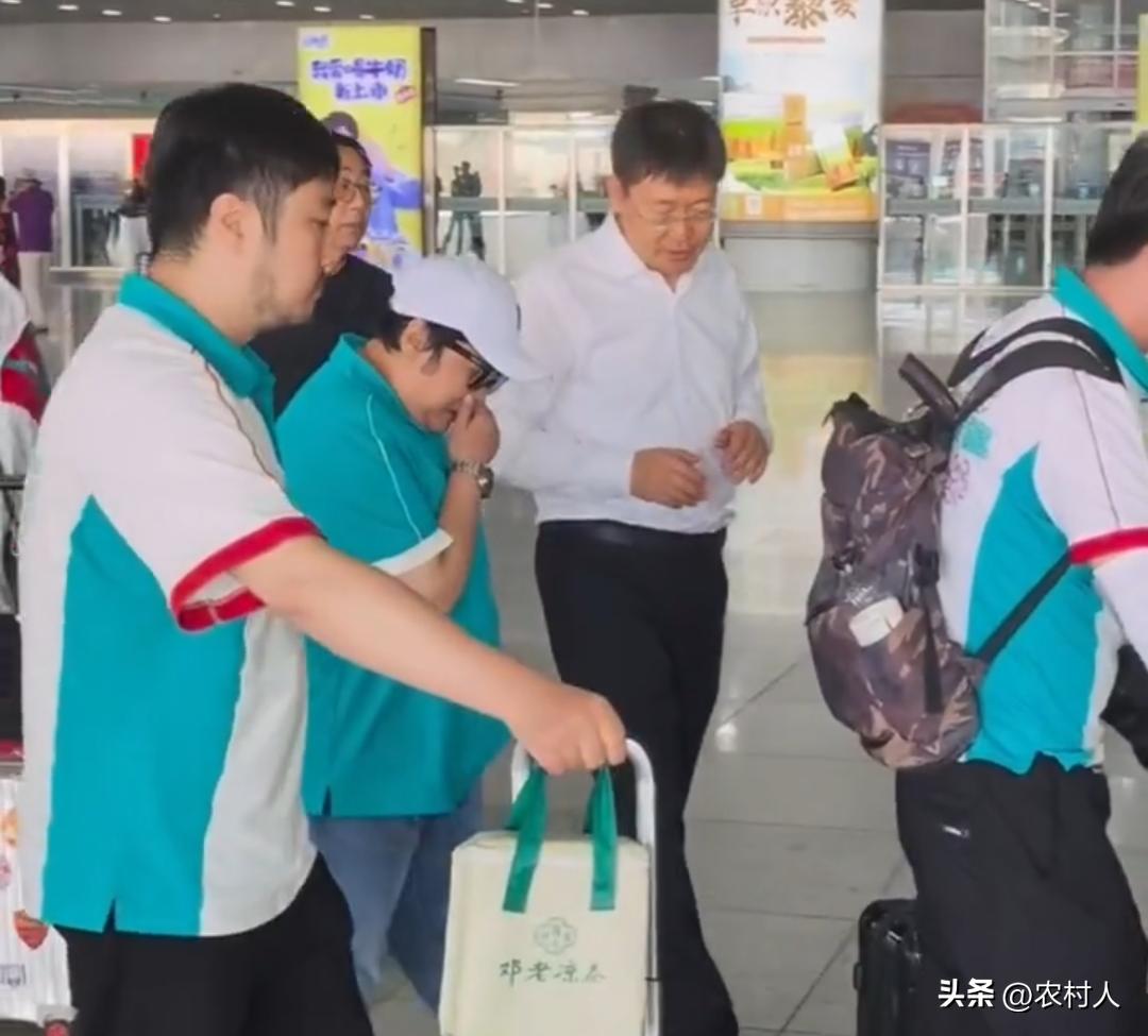 韩红带着白人援蒙团队现身机场整装出发，队员统一身着志愿队服。行李箱里塞满了义诊药