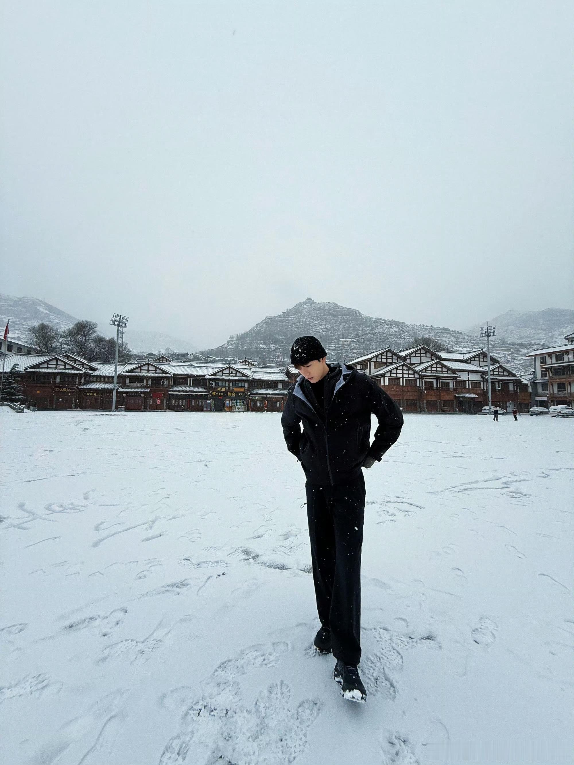 龚俊镜头里的雪景 这身材比真是没得说！！ 