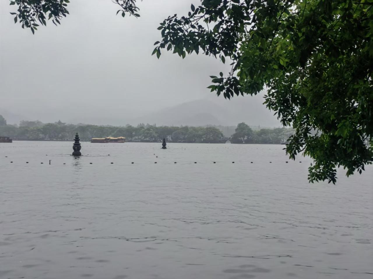 五一假期，上海昨天到今天都是阴雨天，我们宅在家里没有出门，我发现刷剧也挺好玩的。