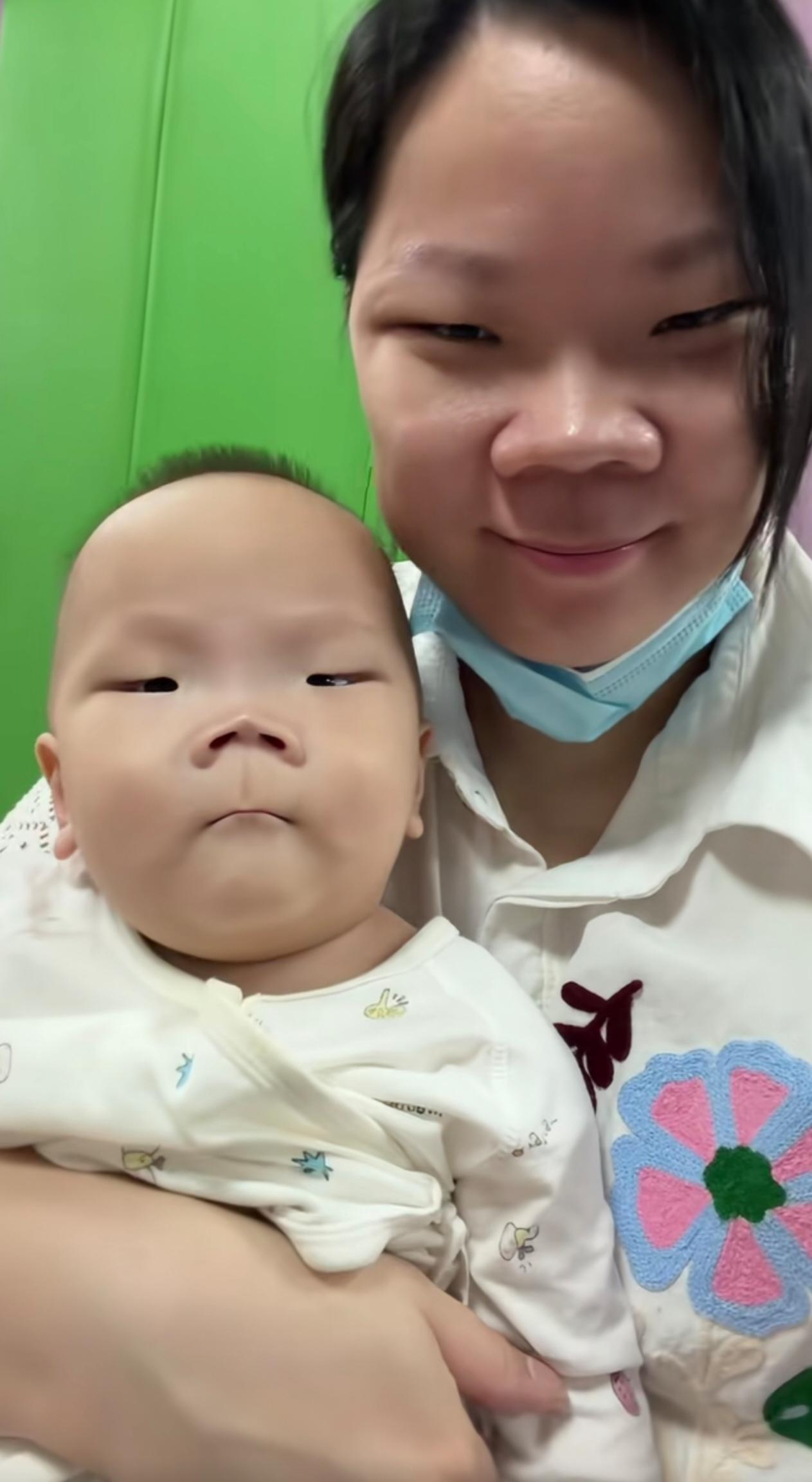 龙生龙凤生凤，谁生的娃像谁，一点也不假。
这娘俩血统太纯正了！

做模具生意的，