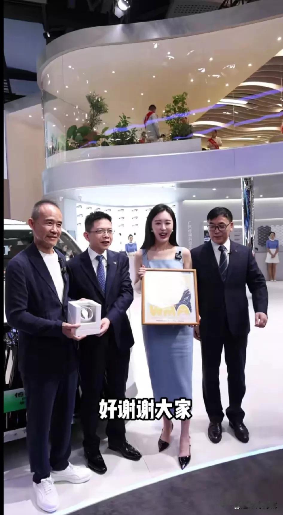 王石，田朴珺夫妇去广州车展，现场定车传祺E9，老王看上去和小妻子很搭配啊，丝毫没