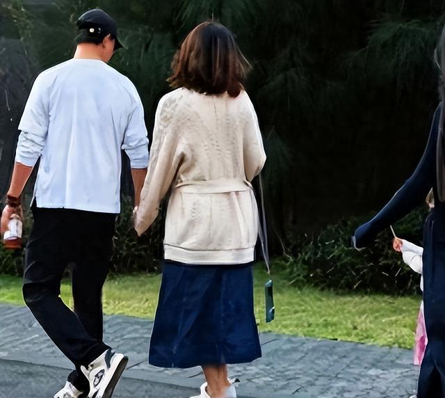阿那亚偶遇韩庚一家，卢靖姗身材胖到不敢认，夫妻牵手女儿跟身后 