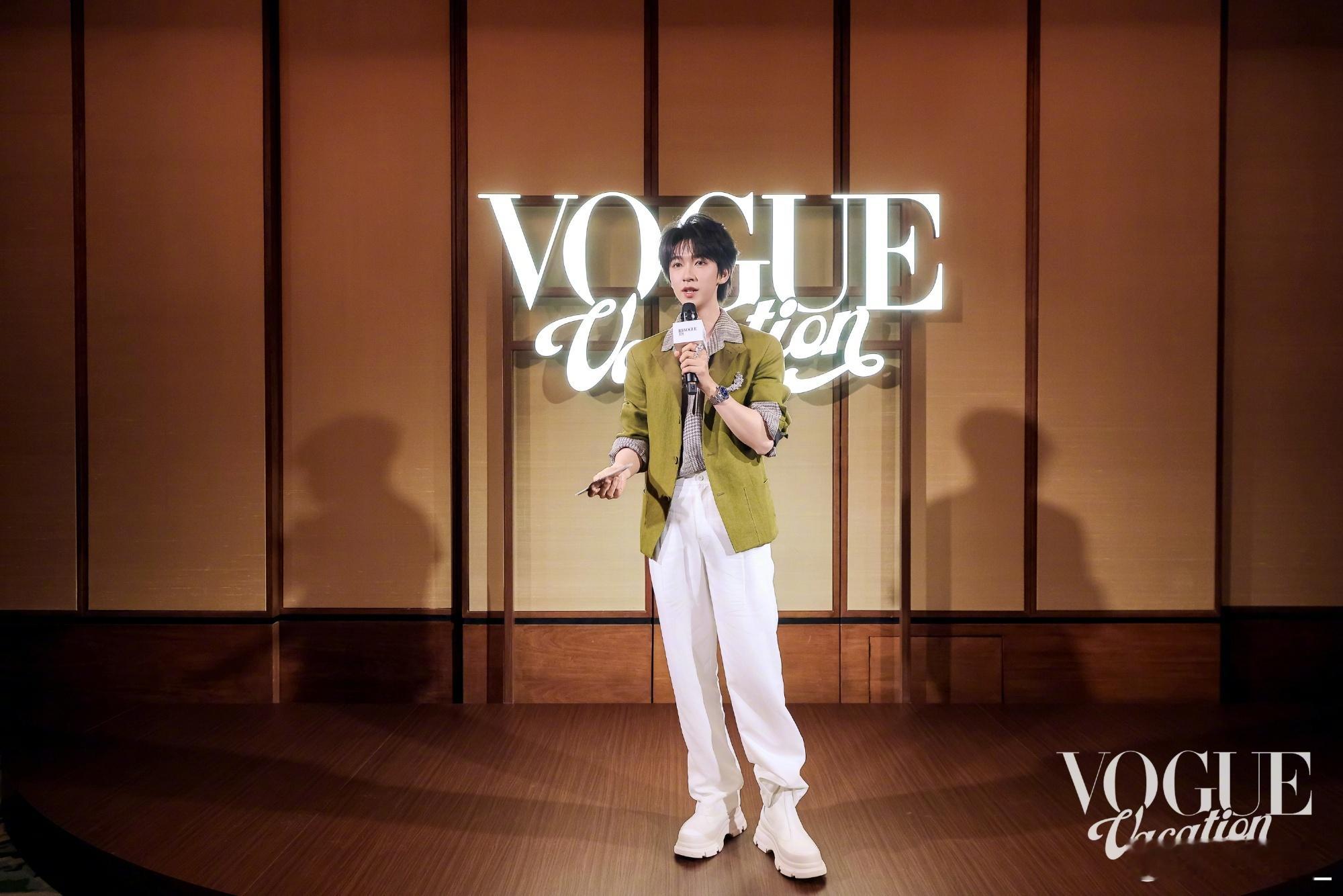 夜幕降临，担任VOGUE VACATION晚宴环节的主持人，用从容的节奏串联起了