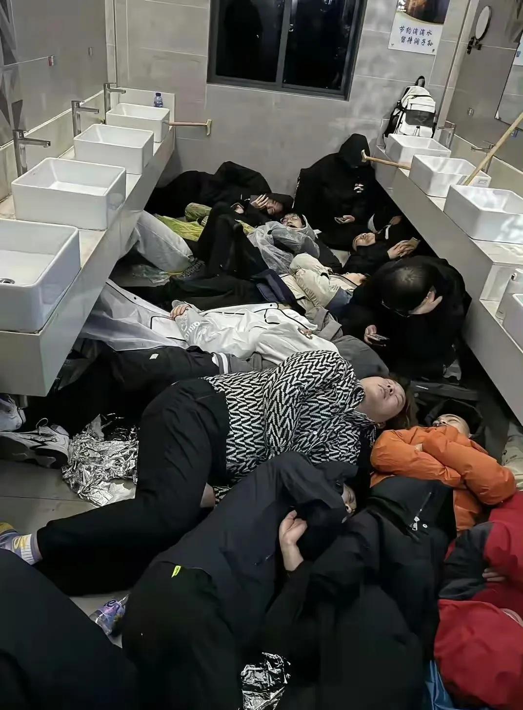 为了“到此一游”，连体面也不要了吗？
为了社交媒体上的“体面”，宁愿抛弃“体面”