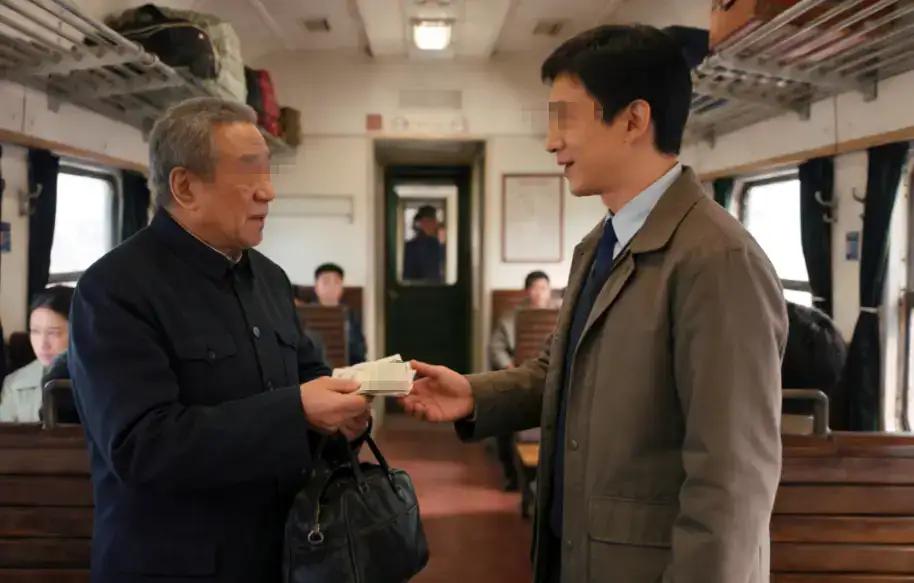 河南一男子在火车上给老人让座，老人临走塞给他一沓钱，谁料，男子展开裹着的纸条一看