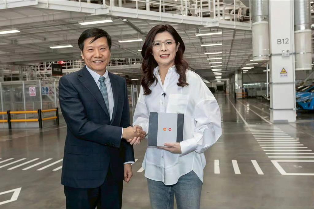 郑丽文参观小米工厂时，雷军亲自接待，并赠送一部小米手机。 