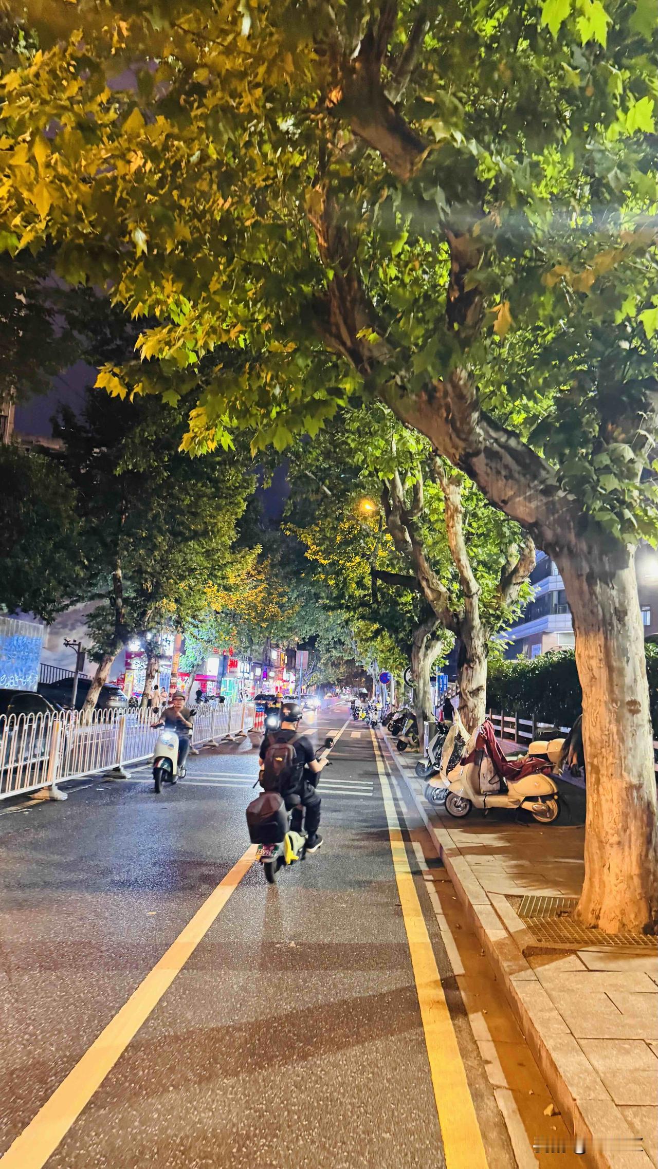 分享一张你随手拍下的街景