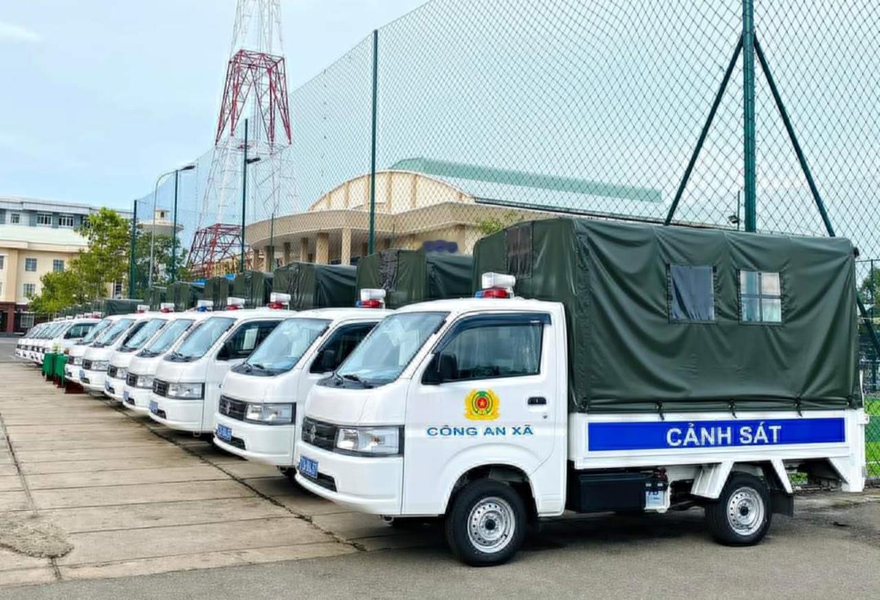 越南公安卡车发放给公社和城镇警察部队
越南的警用轻卡多是韩国的现代卡车，后边搭棚