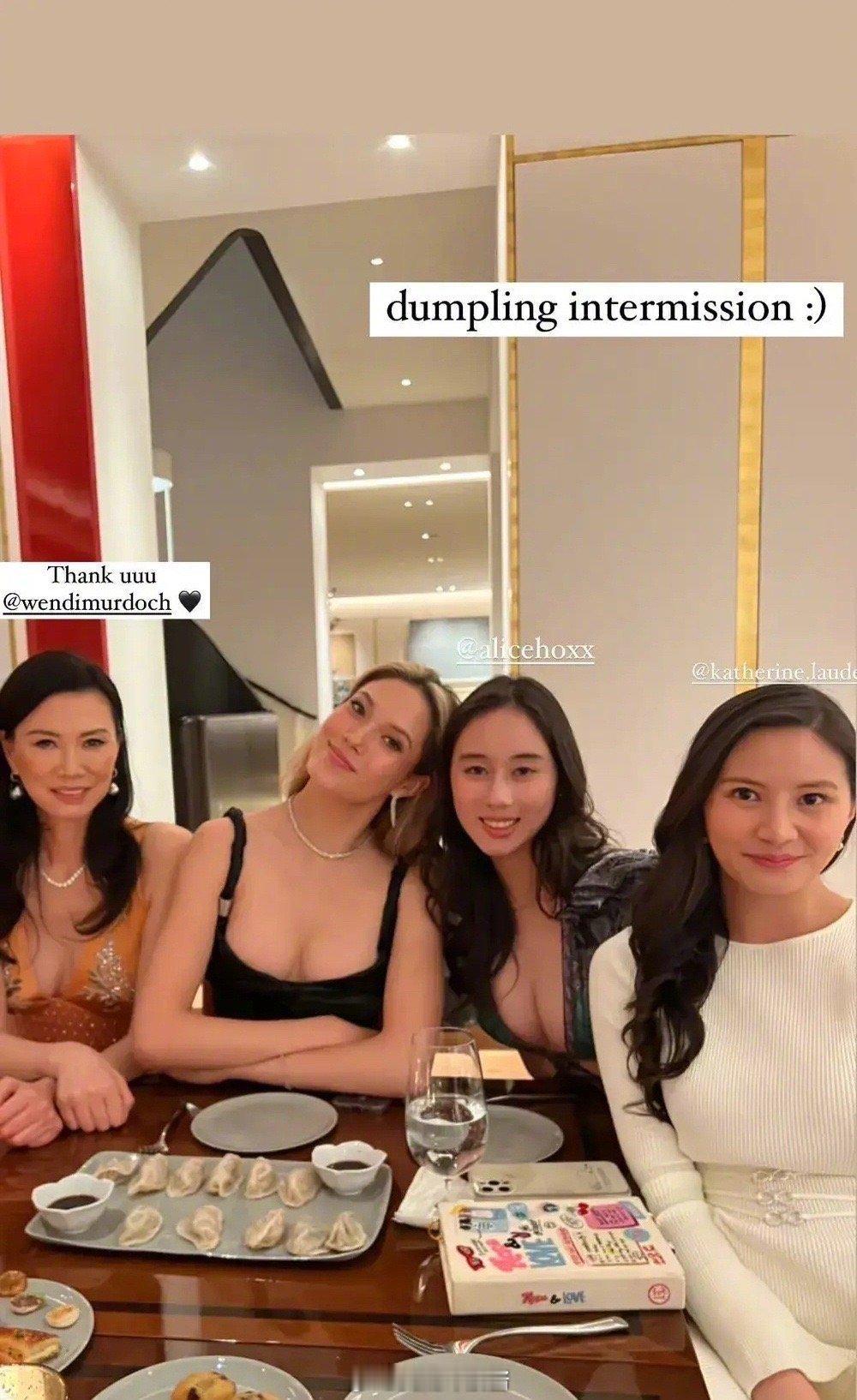 这张照片从左到右依次是邓文迪、谷爱凌、何超欣（赌王之女）、陈颂廉（雅诗兰黛曾孙媳