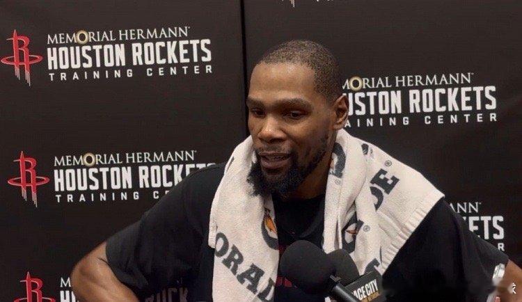 杜兰特回应小号风波 杜兰特￼在训练结束后进行了采访，在谈到近日其推特小号传闻时，