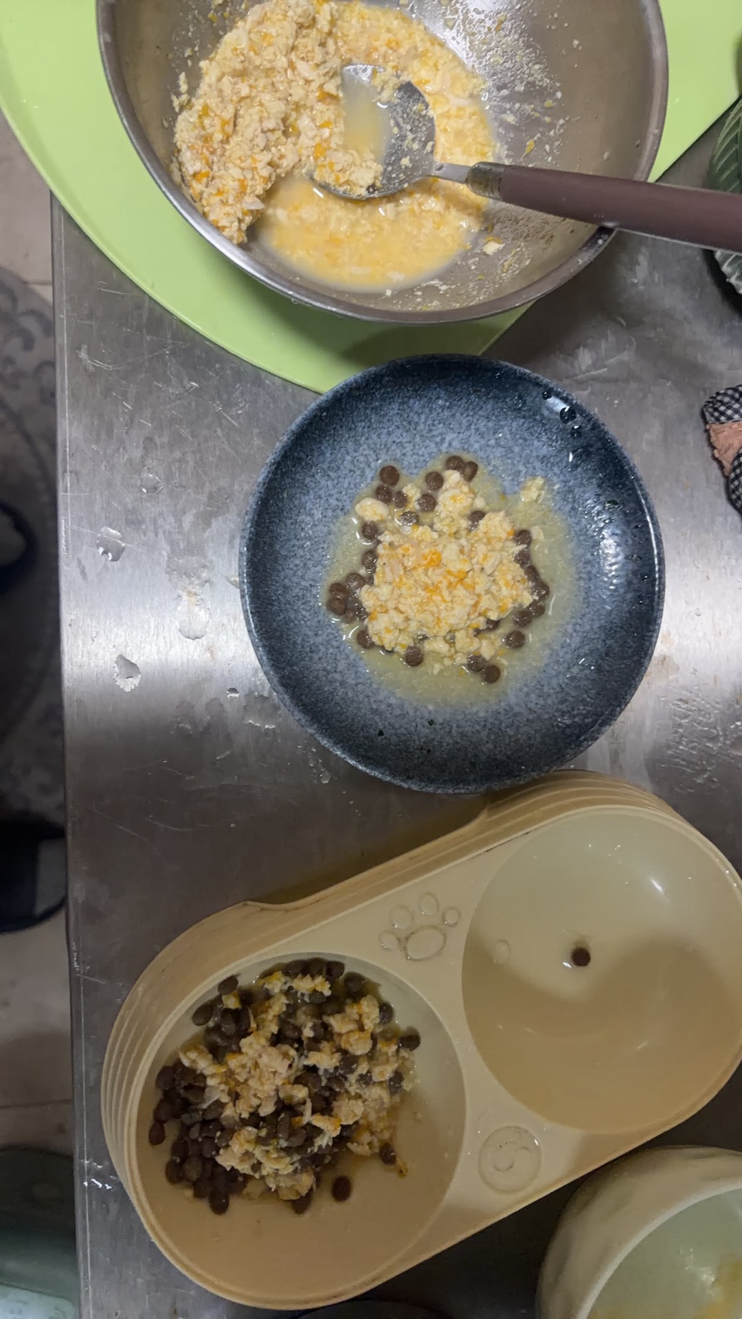 每次给咪喂大餐，告诉他，经济下行，这顿吃完后天才有肉吃了就省点吃 ​​​