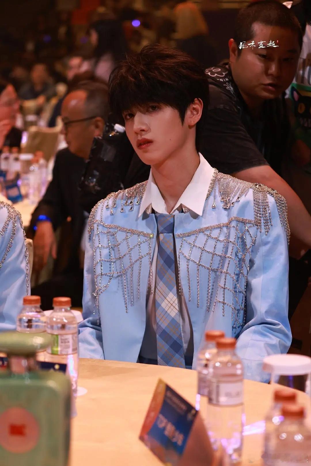 TOP登陆少年团今晚首秀，大家评价一下生图状态，谁最好看？ ​​​